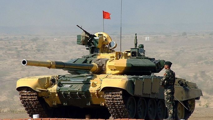 Ruský tank T-90 ve výzbroji indické armády.