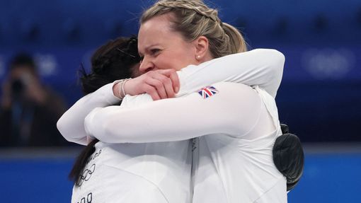 Britská radost po finále žen v curlingu na ZOH v Pekingu