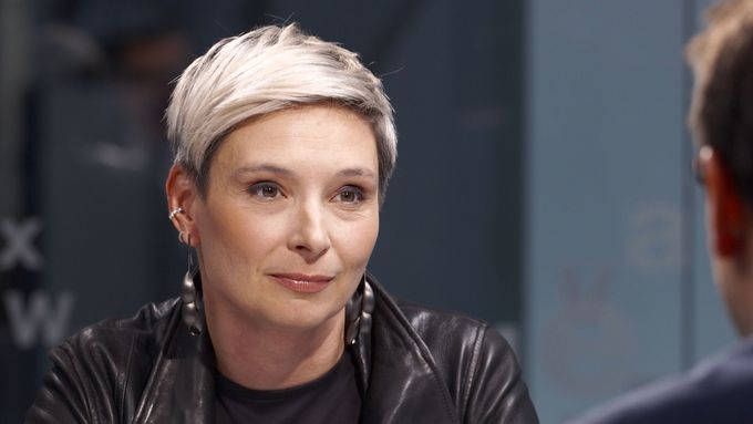 Měly relativní dostatek volného času, nehonily se za penězi a kariérní možnosti neexistovaly. Takže z holého neštěstí měly víc času se sexu věnovat.