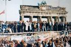 Den, který změnil svět. Před 25 lety padla Zeď v Berlíně