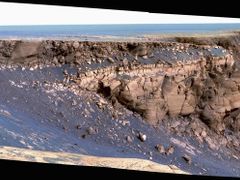 Kráter Victoria na Marsu, jak jej vyfotil robot Opportunity