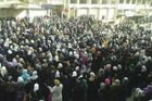 Tisíce Syřanů žádají na pohřbu odchod prezidenta Asada