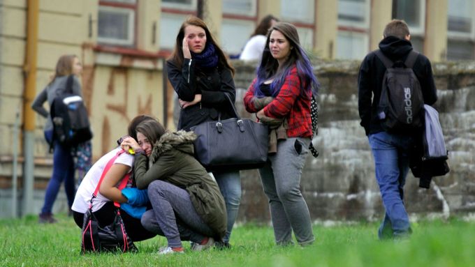 Vystrašené studentky po útoku ve škole ve Žďáru nad Sázavou.