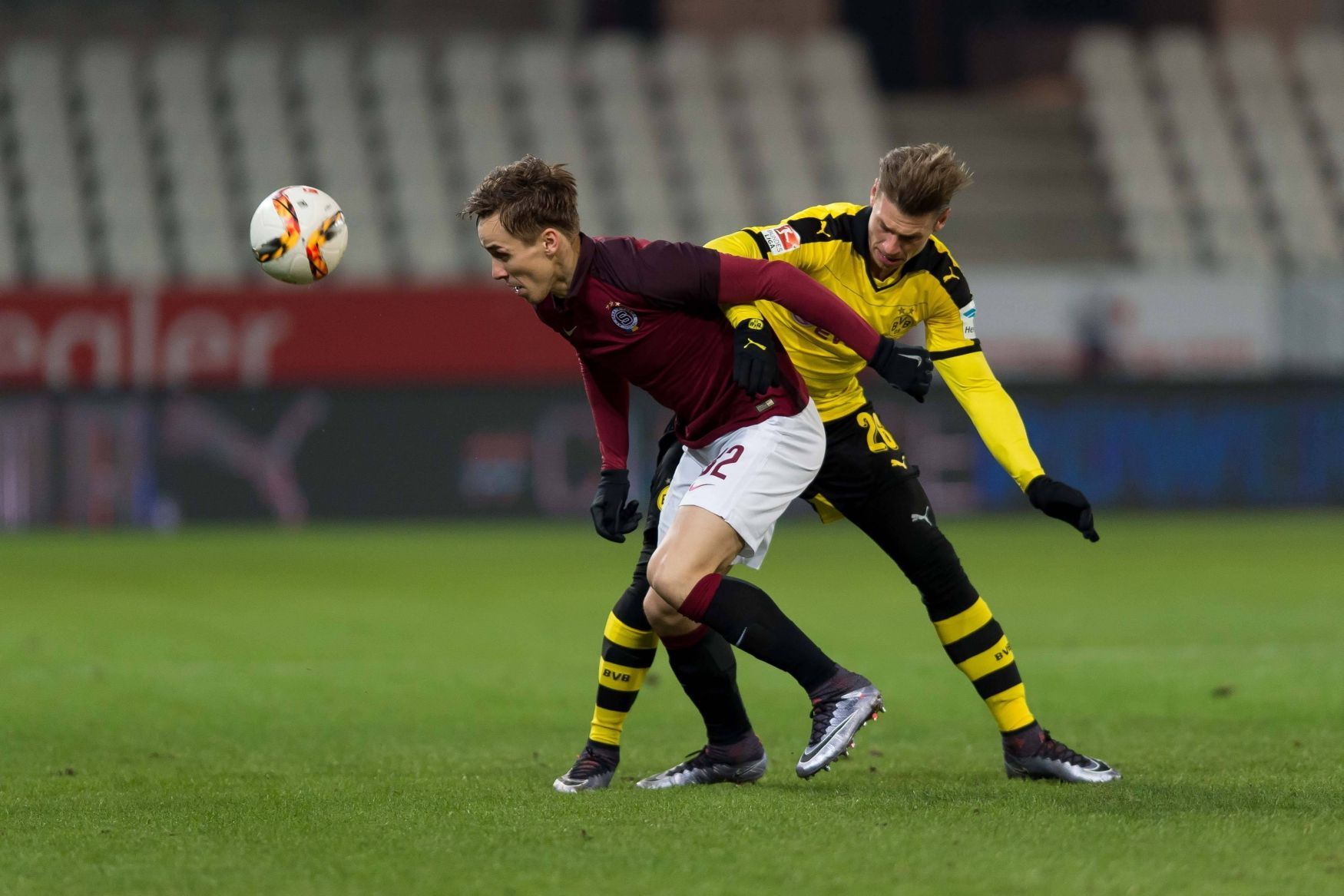 Josef Šural (Sparta) proti Lukaszi Pisczekovi (Dortmund) ve fotbalové přípravě v Essenu