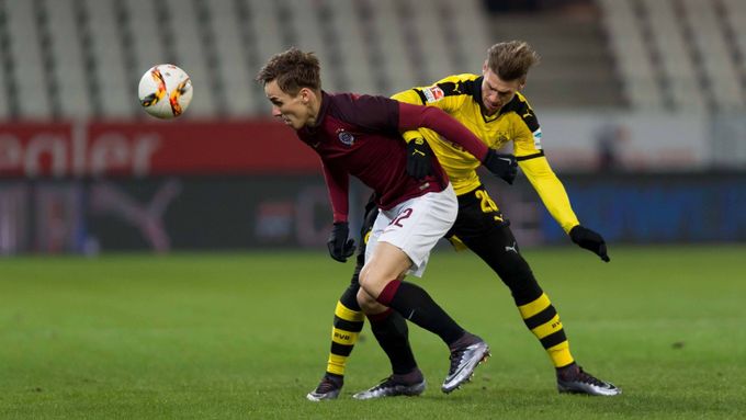 Josef Šural v dresu Sparty příliš nebezpečí pro obranu Dortmundu neznamenal. Na snímku to zkouší proti Lukaszi Pisczekovi