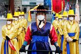 Tradiční výměna stráží před královským palácem Deoksu v jihokorejském Soulu (Heo Ran / Reuters).