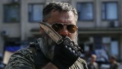 Proruský ozbrojenec s nožem na náměstí v Kramatorsku.