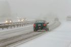 Dopravu komplikuje sníh, kluzké jsou i silnice v nižších polohách. Buďte opatrní, nabádají silničáři