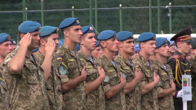 Cvičení vojáků ukrajinské armády, pozemních sil USA a příslušníků armád dalších 16 zemí probíhá na západě Ukrajiny. Moskva manévry tvrdě kritizuje jako ohrožení urovnání konfliktu na východě Ukrajiny.