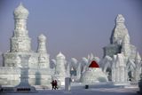 Obří skulptury, ledová města či sochy zde pro letošní ročník vytvořilo asi deset tisíc pracovníků pod vedením skupiny čínských a holandských designérů.