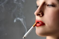 Úplný zákaz kouření: Hmotařská společnost z masa a kostí se bojí o život. Duši už ztratila