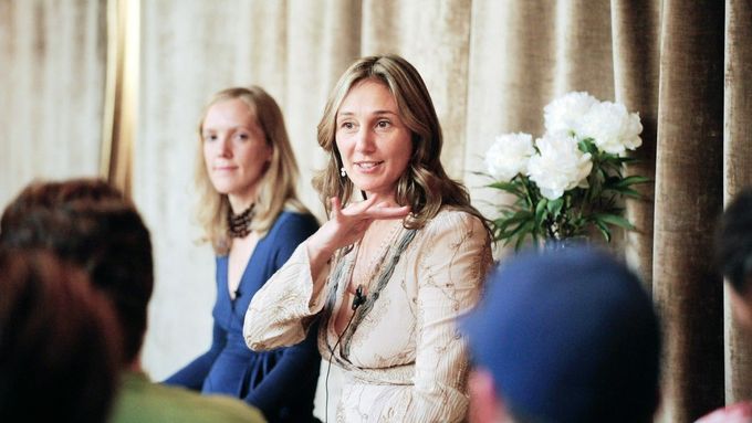 Nicole Daedone (uprostřed) slibovala orgasmické meditace, které se měly stát klíčem ke štěstí.