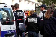 Pod kamionem v Paříži našli lahve s benzinem, byly napojené na zápalné zařízení