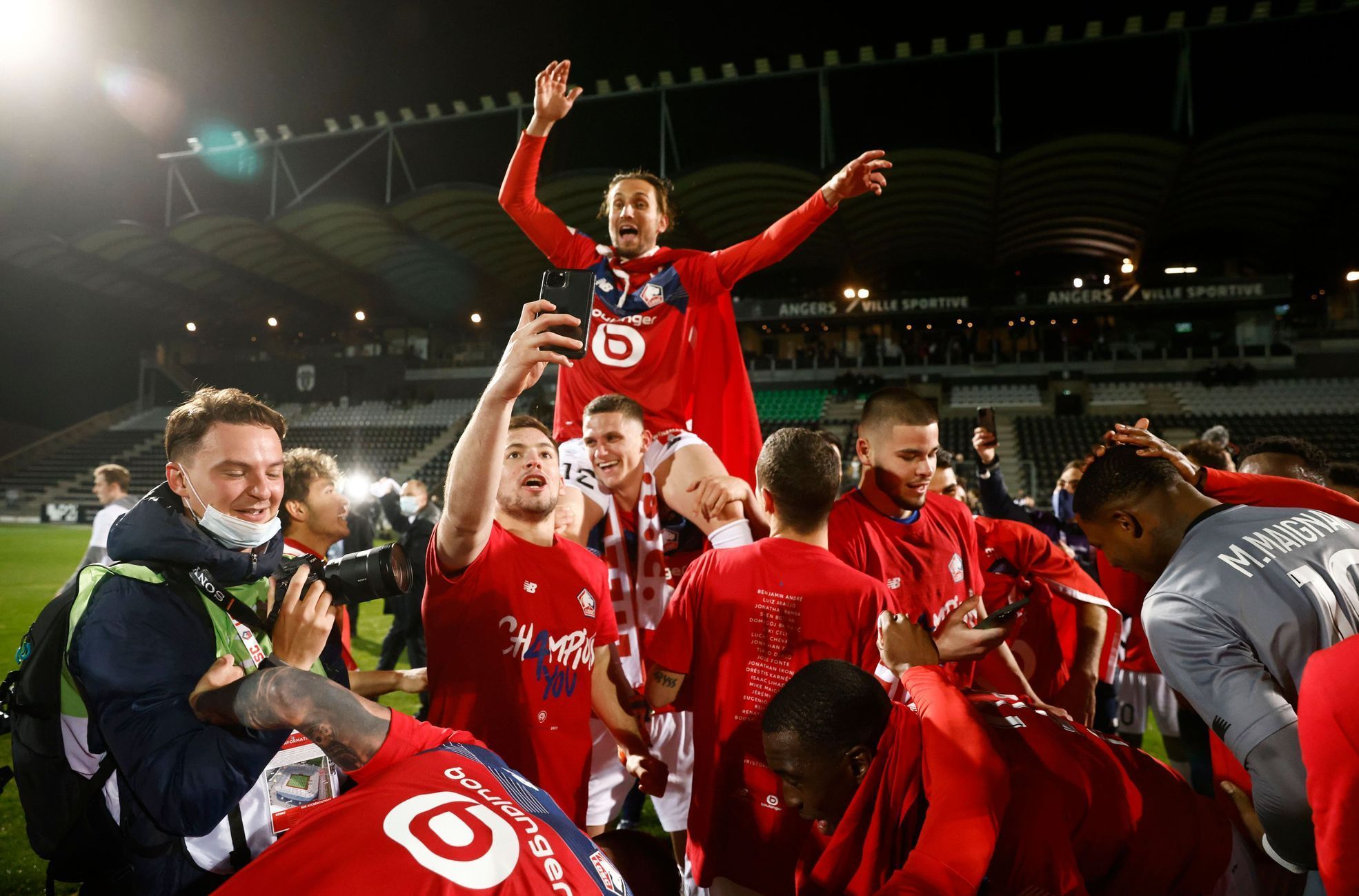 Lille slaví zisk francouzského titulu v sezoně 2020/2021 po výhře nad Angers