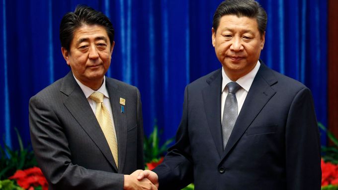 Japonský premiér Šinzó Abe a čínský prezident Si Ťin-pching během summitu APEC.