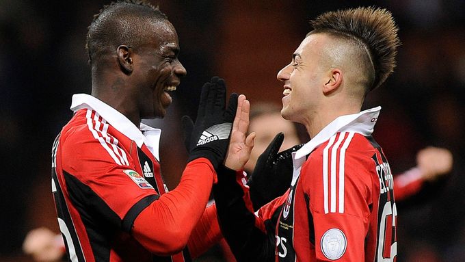 Mario Balotelli a Stephan El Shaarawy v dresech AC Milán.
