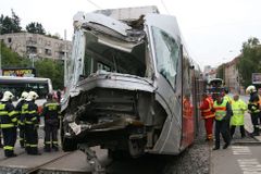 U centra Plzně se srazily tramvaje, jedna žena je zraněná