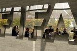 Kongres Mediální fotbalové federace FIFA měl koncem týdne v Curychu volit nového šéfa. Švýcarská policie se ale postarala o jiný program.