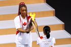 Tenistka Naomi Ósakaová zapaluje olympijský oheň na hrách v Tokiu 2020.