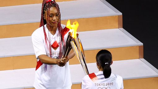 Tenistka Naomi Ósakaová zapaluje olympijský oheň na hrách v Tokiu 2020.