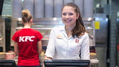 KFC, studentka jako obsluha; ilustrační foto