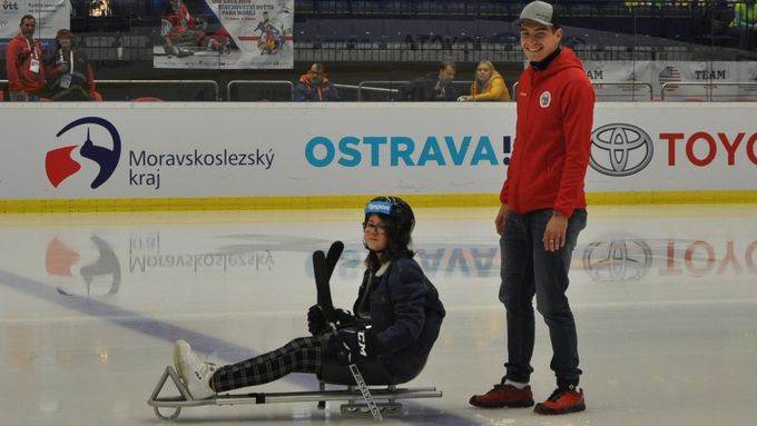 Pocity sledge hokejistů si v Ostravě mohou vyzkoušet i jejich malí fanoušci.