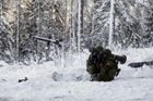 Estonští vojáci na cvičení odpalují protitankovou střelu Javelin.