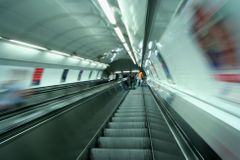 Stanice metra Můstek byla hodinu uzavřena kvůli odloženému zavazadlu