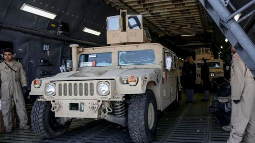 První zásilka vojenských vozidel Humvee dorazila z USA na Ukrajinu.