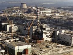 Jaderná elektrárna v Černobylu pět měsíců po havárii, při níž 26. dubna 1986 explodoval jeden z reaktorů