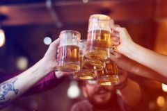 Konec mýtu o zdravé dávce alkoholu. Mozku škodí víno i pivo, zjistili vědci