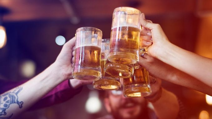 Průměrný obyvatel Česka spotřebuje za rok asi deset litrů čistého alkoholu.