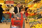 Češi v nákupech brzdí, obchodníkům znovu klesly tržby