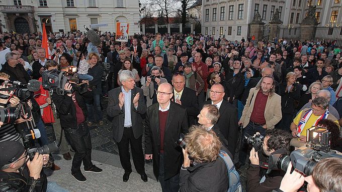 V době lánského puče podpořili Idealisté Bohuslava Sobotku na Hradčanském náměstí