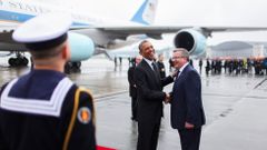 Obama s polským prezidentem Komorowským na vojenském letišti u Varšavy.