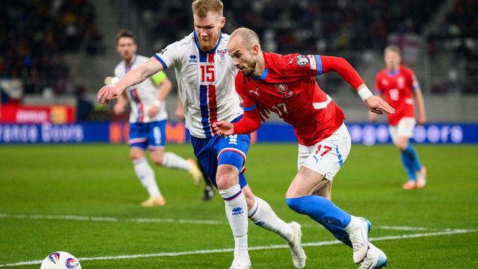 Odmar Faerö (vlevo) v souboji s Václavem Černým při utkání kvalifikace o postup na MS 2026