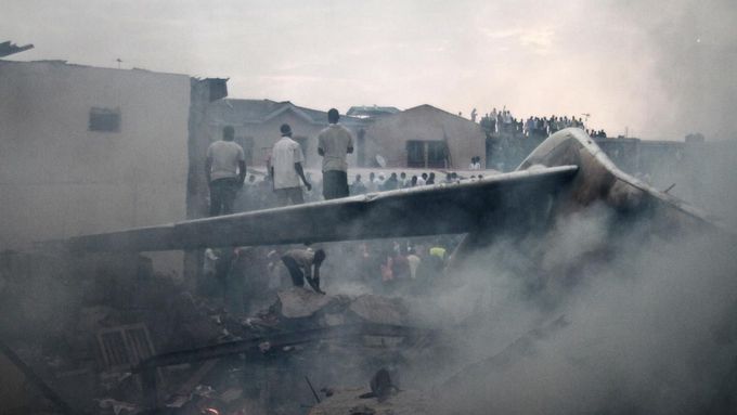 Obrazem: Zřícené letadlo zdemolovalo hustě obydlenou čtvrť