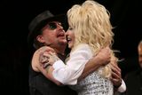 V neděli pak vystoupila na hlavním pódiu hvězda amerického coutry Dolly Parton. Do kapely si pozvala i kytaristu Bon Jovi Richieho Samboru.