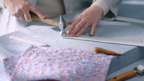Tajemství dílny Chanel: Jedna kabelka se šije ze 17 materiálů