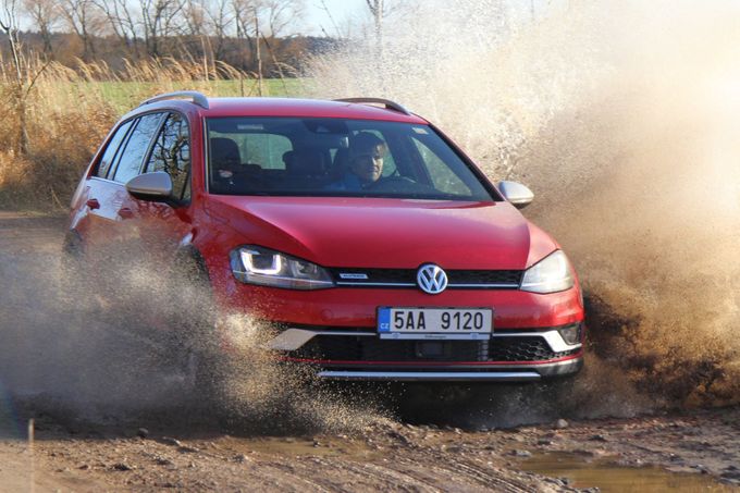 Volkswagen Golf Alltrack potěší jízdními vlastnostmi na polních cestách.