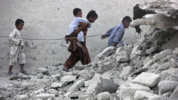 Přeživší procházejí mezi troskami domů v Avaránu v pákistánské provincii Balúčistán, kterou zasáhlo silné zemětřesení.