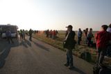 Desítky fotografů a kameramanů čekají na ploše pražského letiště Václava Havla.