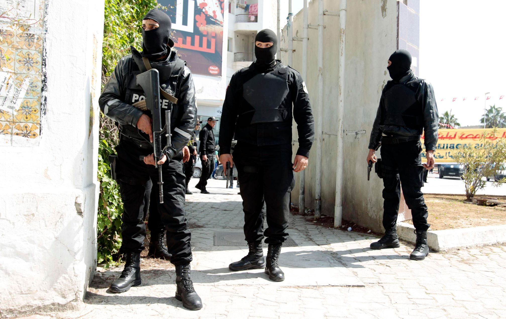 Policejní těžkooděnci v centru Tunisu.