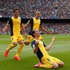 Diego Godín slaví se spoluhráči gól Atlética v zápase proti Barceloně