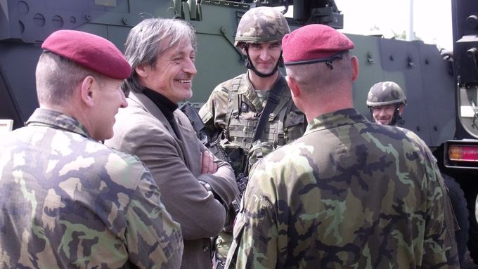 Ministr Martin Stropnický s vojáky (archivní foto)