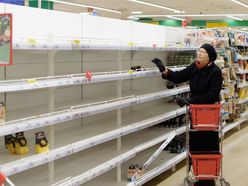 Prázdné regály obchod potraviny Rusko