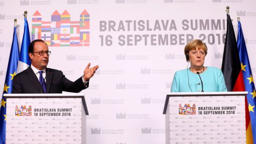 Francouzský prezident Hollande a německá kancléřka Merkelová na summitu v Bratislavě