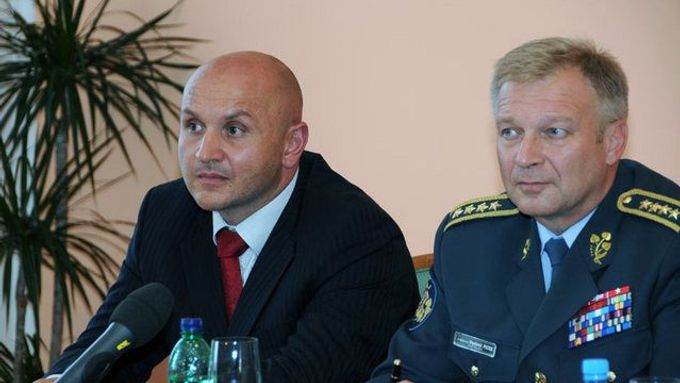 Pavel Bulant (vlevo) s ministrem obrany Vlastimilem Pickem