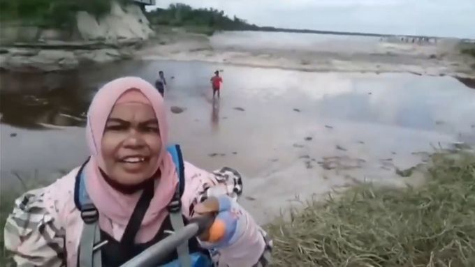 Vysmátou ženu v Indonésii překvapil vzácný přírodní jev. Pohltila ji voda s bahnem