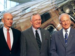 Neil Armstrong (uprostřed), Edwin "Buzz" Aldrin (vpravo) a Michael Collins při 30. výročí dobytí Měsíce.